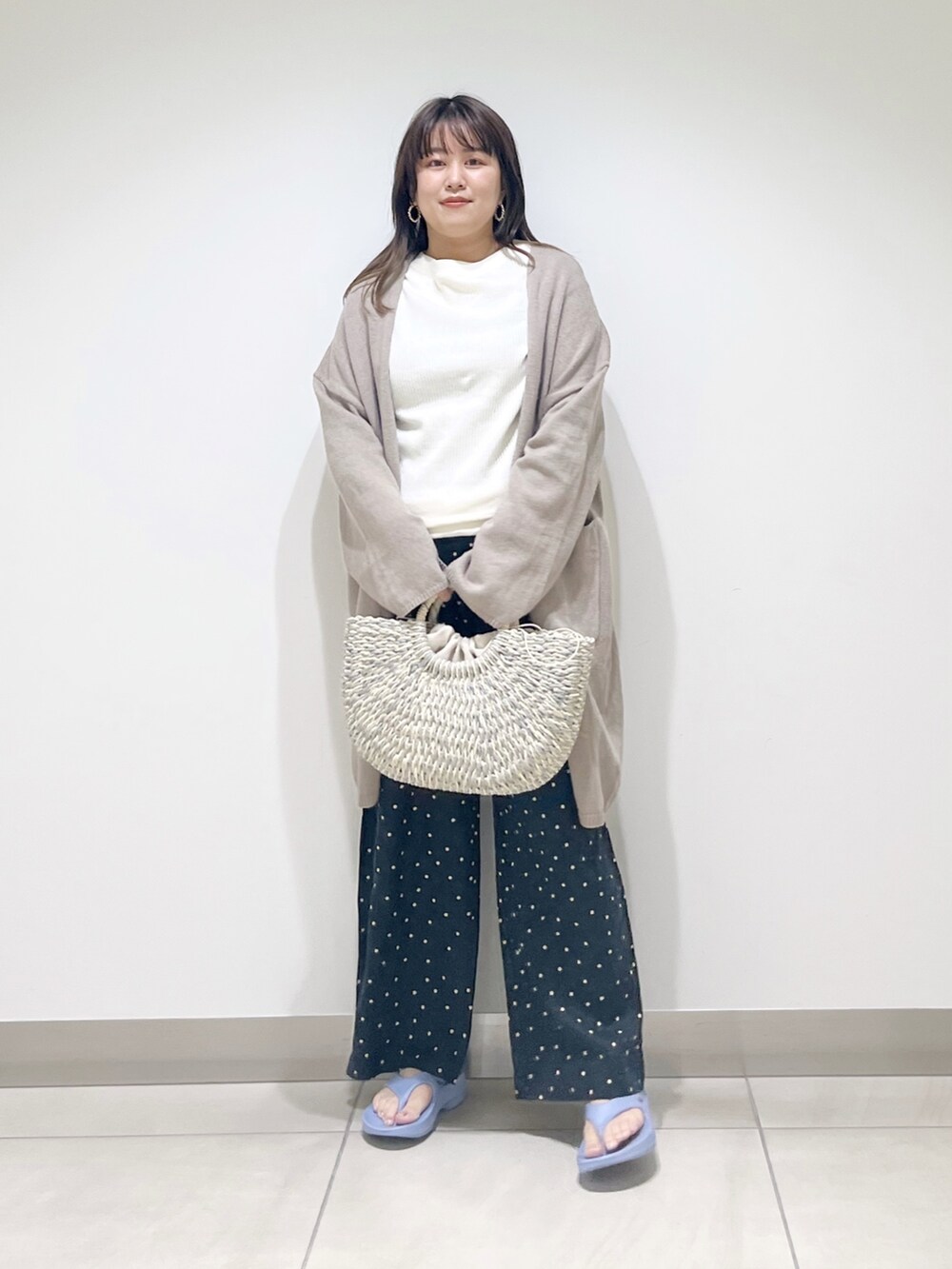 ベージュ系のカーディガン/ボレロ、ホワイト系のTシャツ/カットソー、ブラック系のその他パンツを着用したレディースの春コーディネートの3枚目の写真