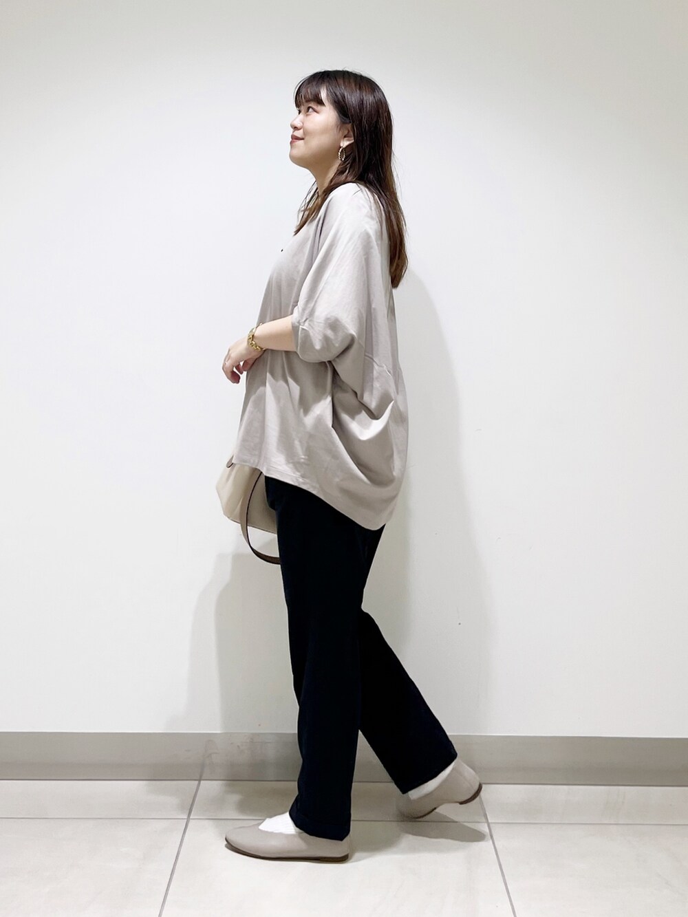 グレー系のTシャツ/カットソー、ブルー系のパンツ、ホワイト系のトートバッグを着用したレディースの夏コーディネートの7枚目の写真