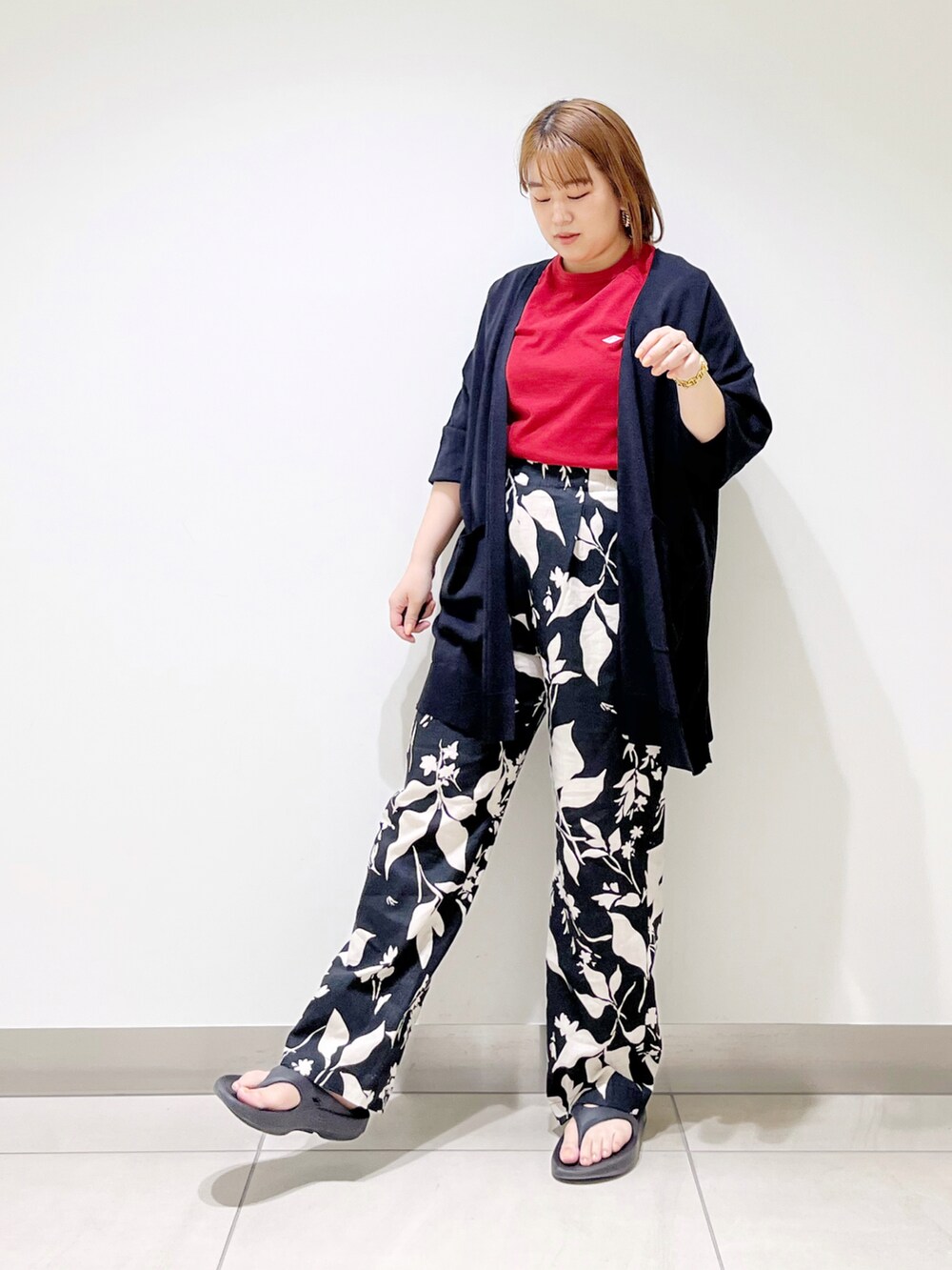 ブラック系のその他パンツ、ブラック系のサンダル、レッド系のTシャツ/カットソーを着用したレディースの春コーディネートの2枚目の写真