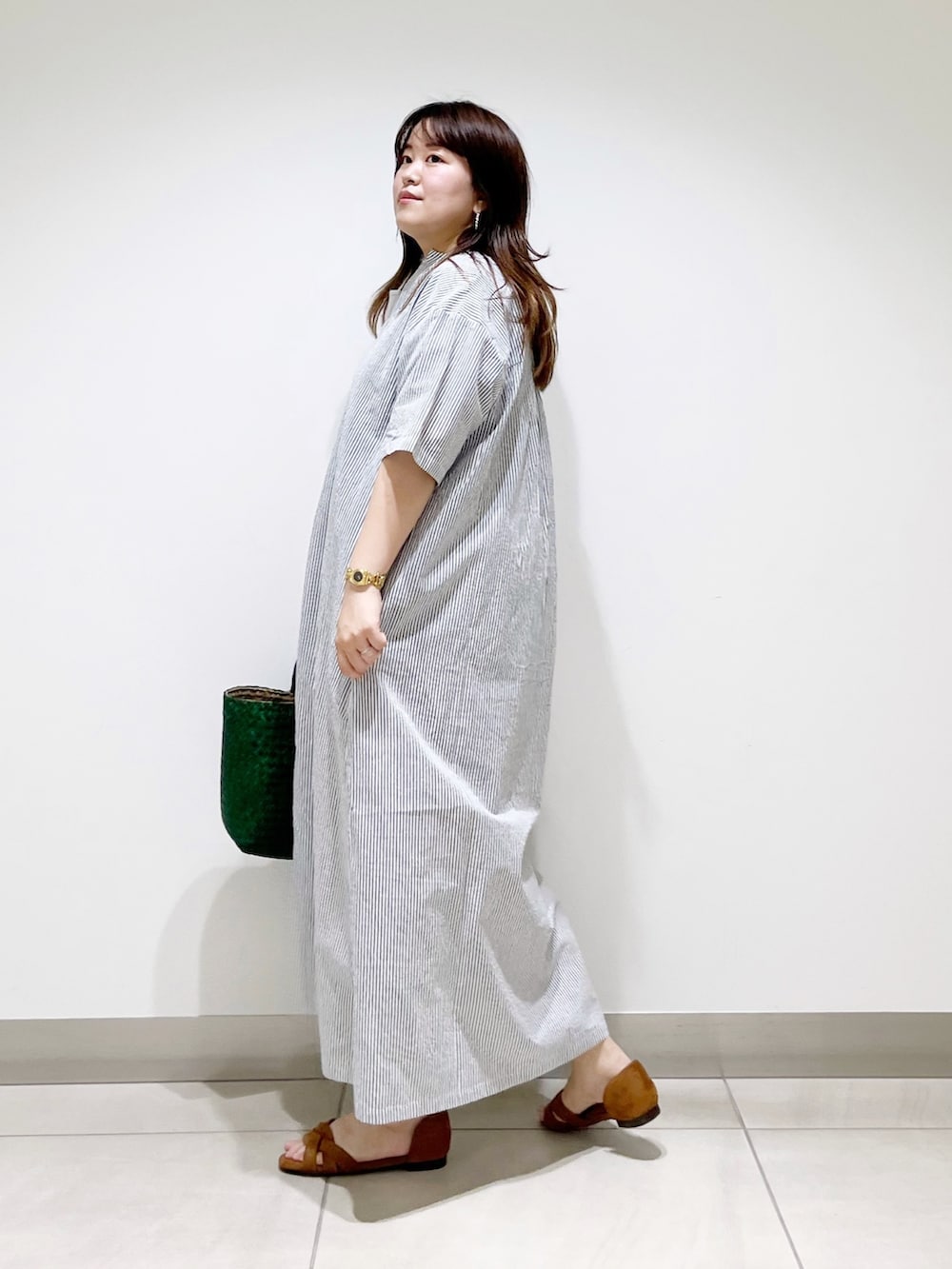 ブラック系のワンピース、グレー系のTシャツ/カットソー、グリーン系のハンドバッグを着用したレディースの夏コーディネートの4枚目の写真