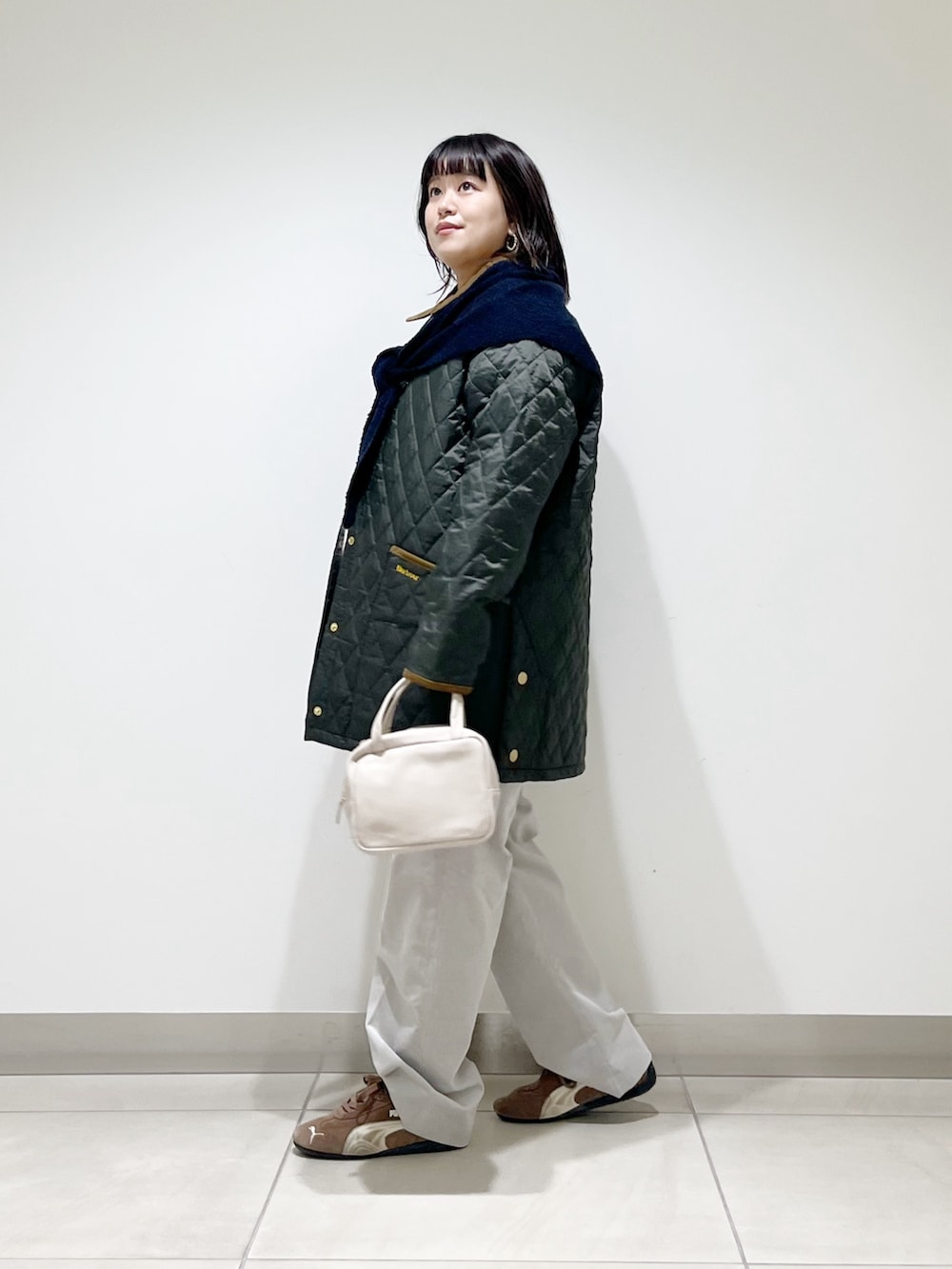 ブルー系のその他アウター、ピンク系のニット/セーター、グレー系のボストンバッグを着用したレディースの秋コーディネートの3枚目の写真