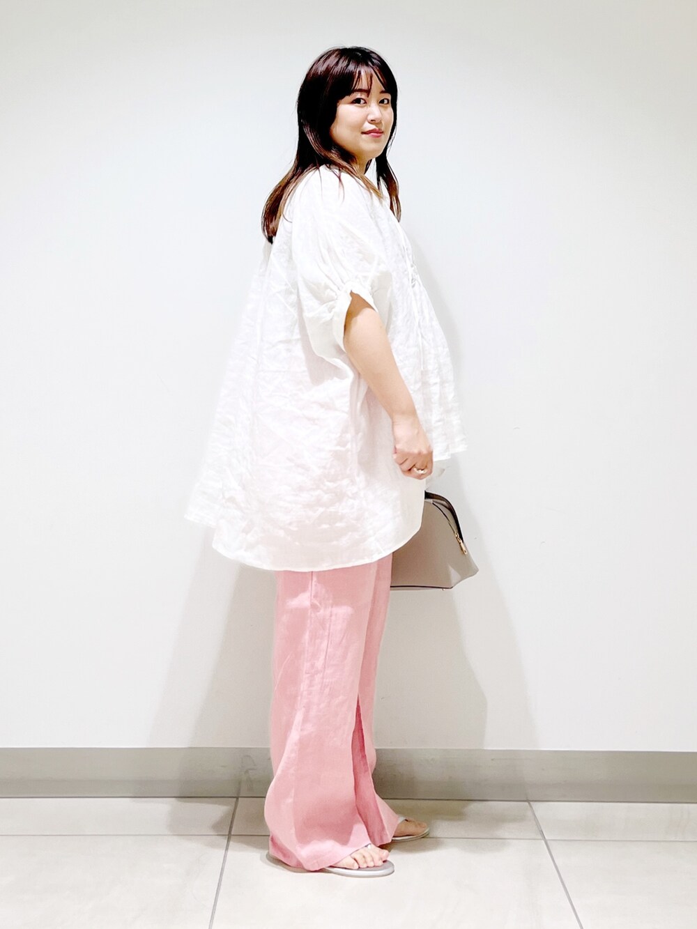 ホワイト系のシャツ/ブラウス、ピンク系のその他パンツ、グレー系のショルダーバッグを着用したレディースの夏コーディネートの3枚目の写真