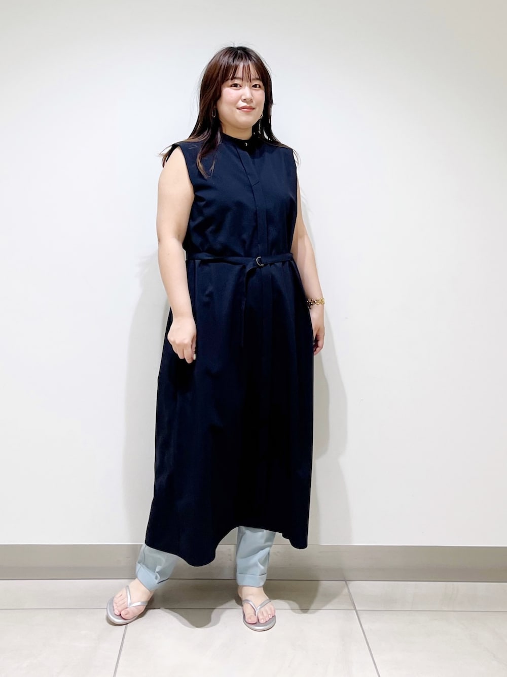 ブルー系のワンピース、ブルー系のその他パンツ、シルバー系のサンダルを着用したレディースの夏コーディネートの6枚目の写真