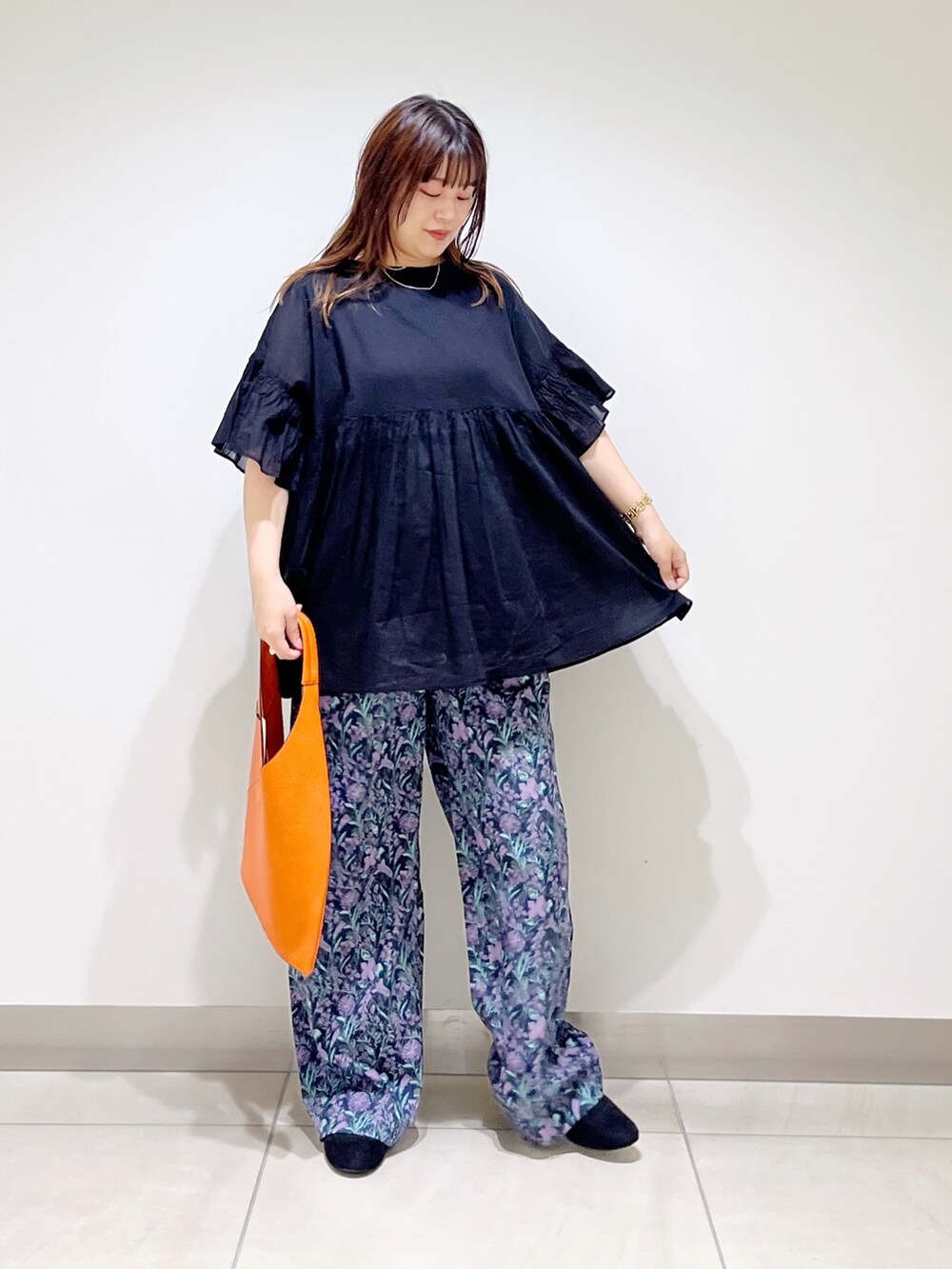 ブラック系のシャツ/ブラウス、オレンジ系のトートバッグ、ブルー系のその他パンツを着用したレディースの夏コーディネートの8枚目の写真