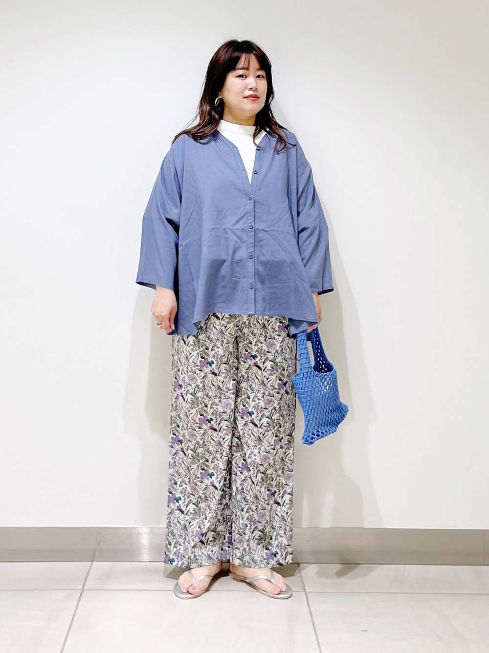 ブルー系のシャツ/ブラウス、パープル系のその他パンツ、ブルー系のハンドバッグを着用したレディースの春コーディネートの7枚目の写真