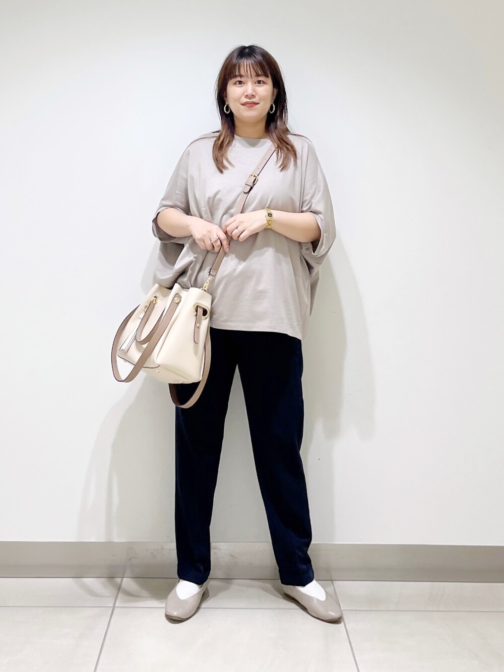 グレー系のTシャツ/カットソー、ブルー系のパンツ、ホワイト系のトートバッグを着用したレディースの夏コーディネートの3枚目の写真