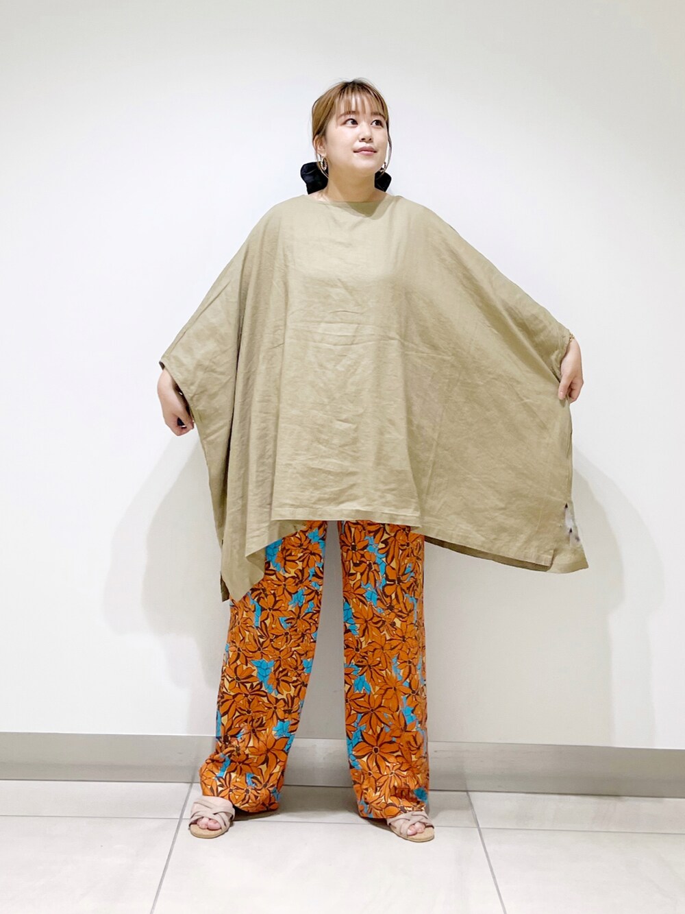 オレンジ系のその他パンツ、ベージュ系のシャツ/ブラウス、ベージュ系のサンダルを着用したレディースの夏コーディネートの3枚目の写真