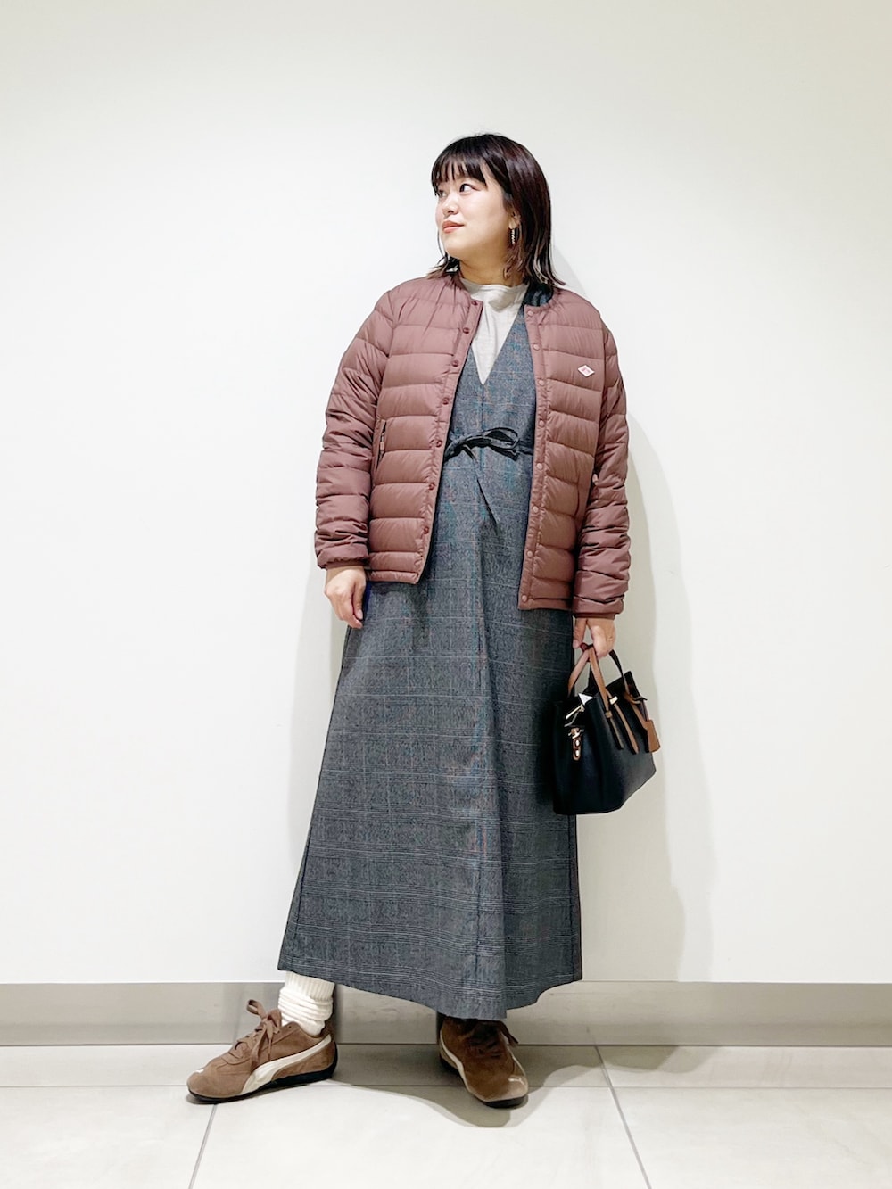 ピンク系のその他アウター、ベージュ系のニット/セーター、その他のワンピースを着用したレディースの秋コーディネートの2枚目の写真