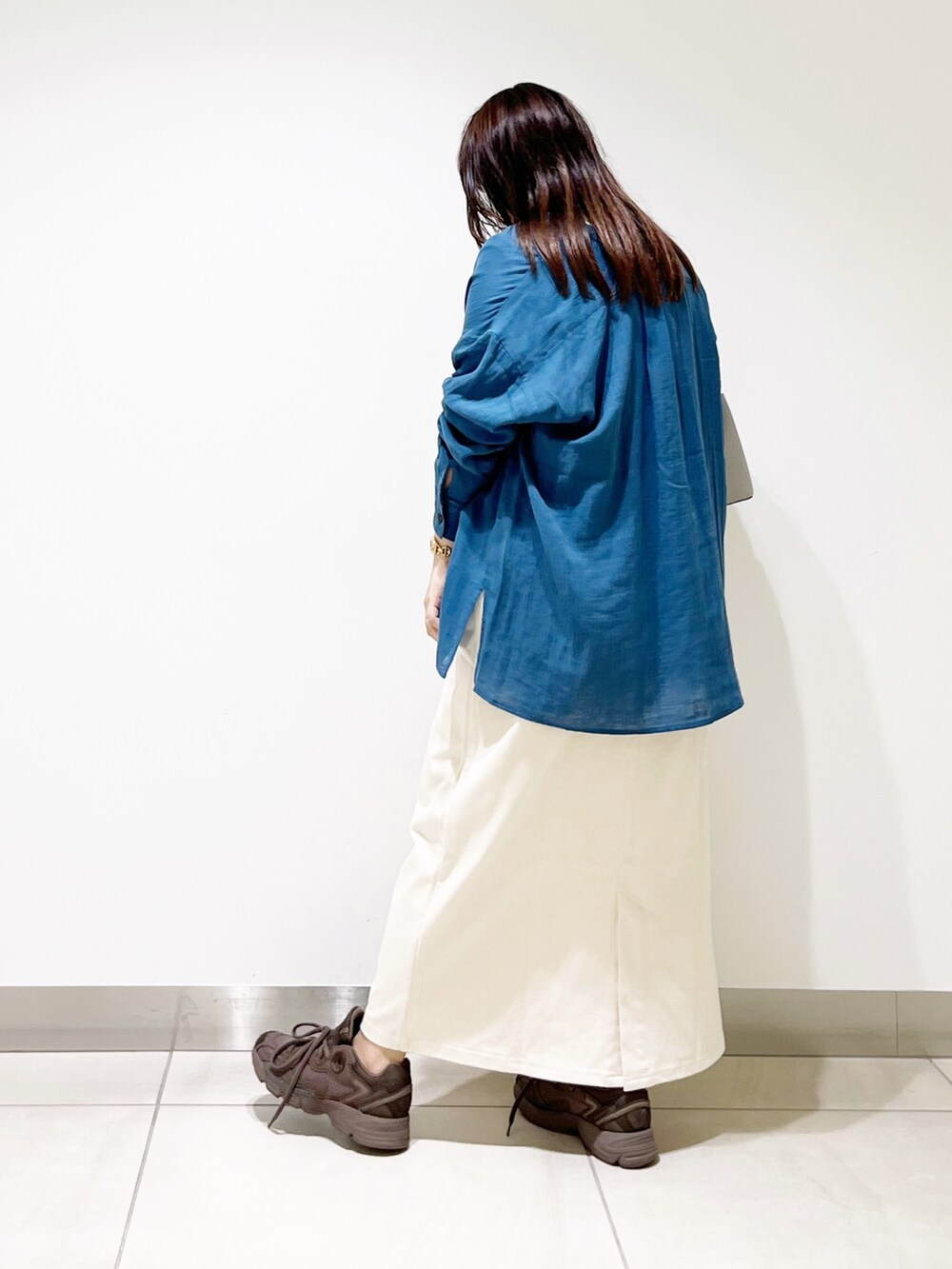 ブルー系のシャツ/ブラウス、ベージュ系のワンピース、グレー系のトートバッグを着用したレディースの夏コーディネートの5枚目の写真