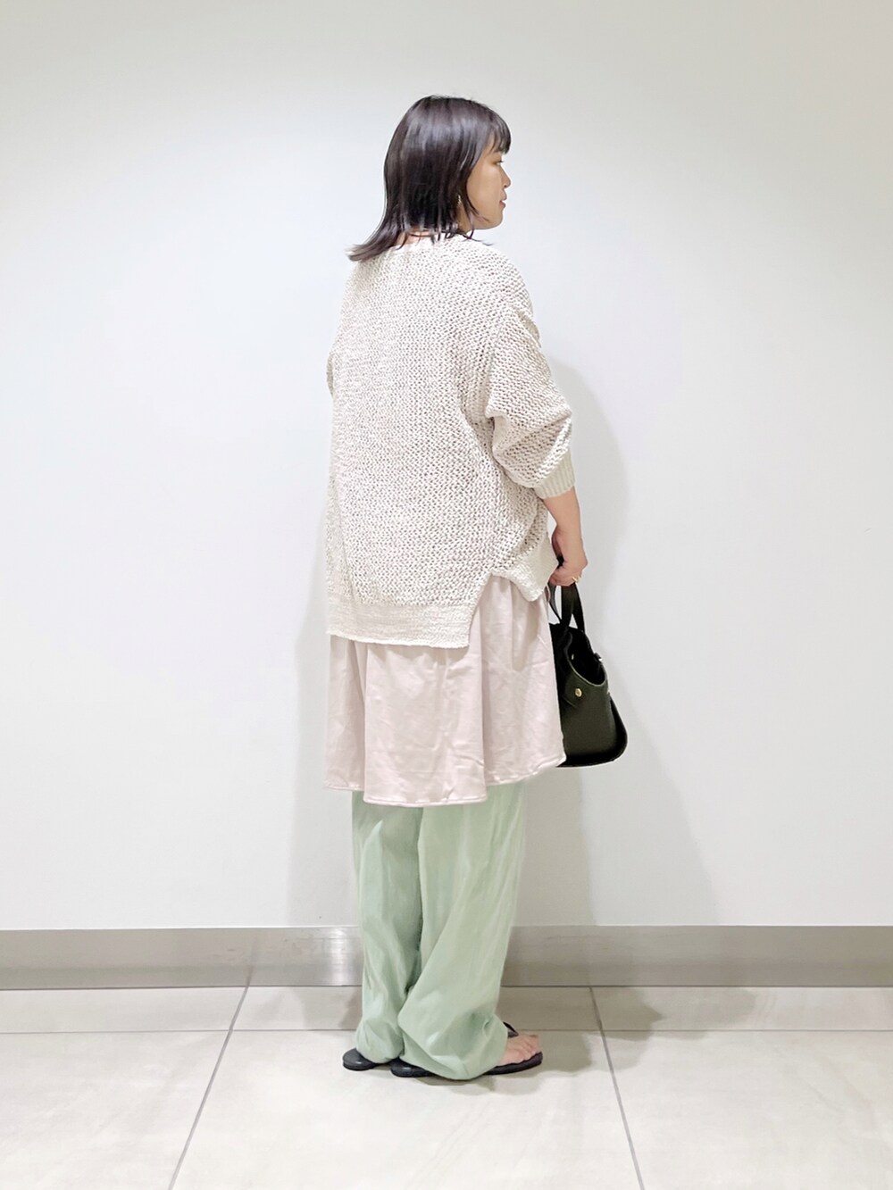 ホワイト系のカーディガン/ボレロ、ベージュ系のTシャツ/カットソー、グリーン系のハンドバッグを着用したレディースの夏コーディネートの5枚目の写真