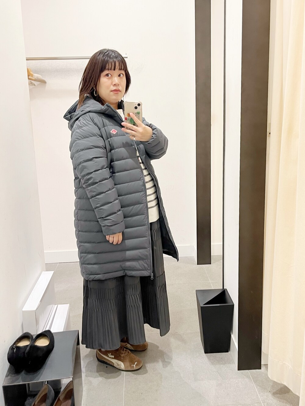 グレー系のその他アウター、グレー系のニット/セーター、グレー系のスカートを着用したレディースの秋コーディネートの5枚目の写真