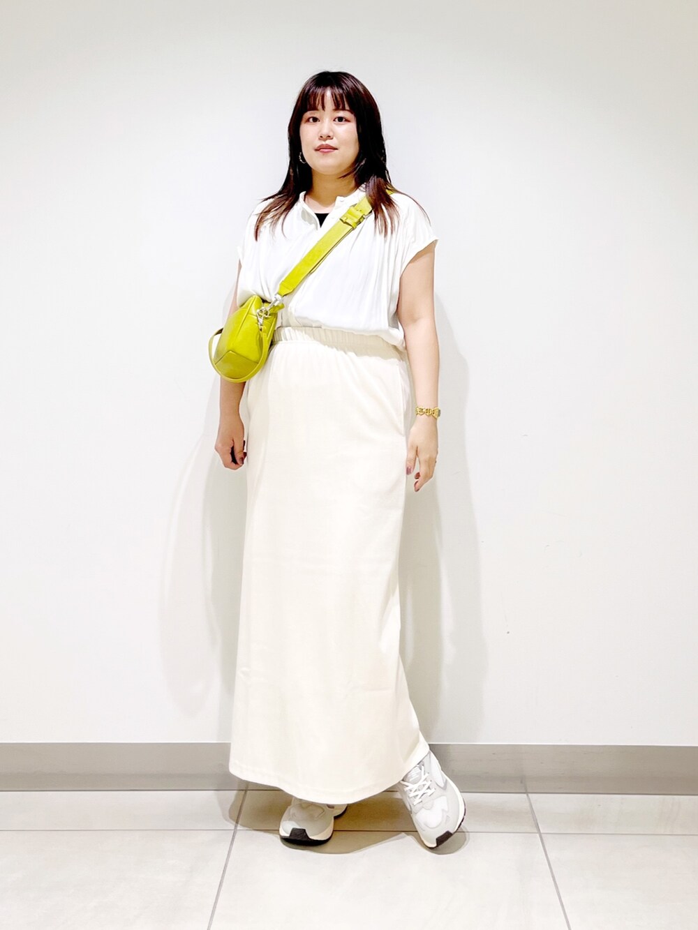 ホワイト系のシャツ/ブラウス、イエロー系のショルダーバッグ、その他のスカートを着用したレディースの夏コーディネートの8枚目の写真