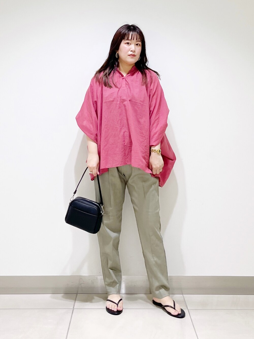 ピンク系のシャツ/ブラウス、グリーン系のその他パンツ、ブラック系のショルダーバッグを着用したレディースの夏コーディネートの8枚目の写真