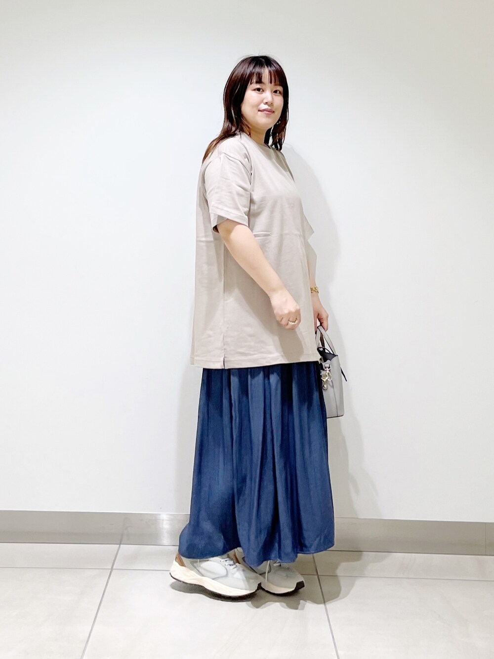 ベージュ系のTシャツ/カットソー、グレー系のトートバッグ、ブルー系のその他パンツを着用したレディースの夏コーディネートの7枚目の写真