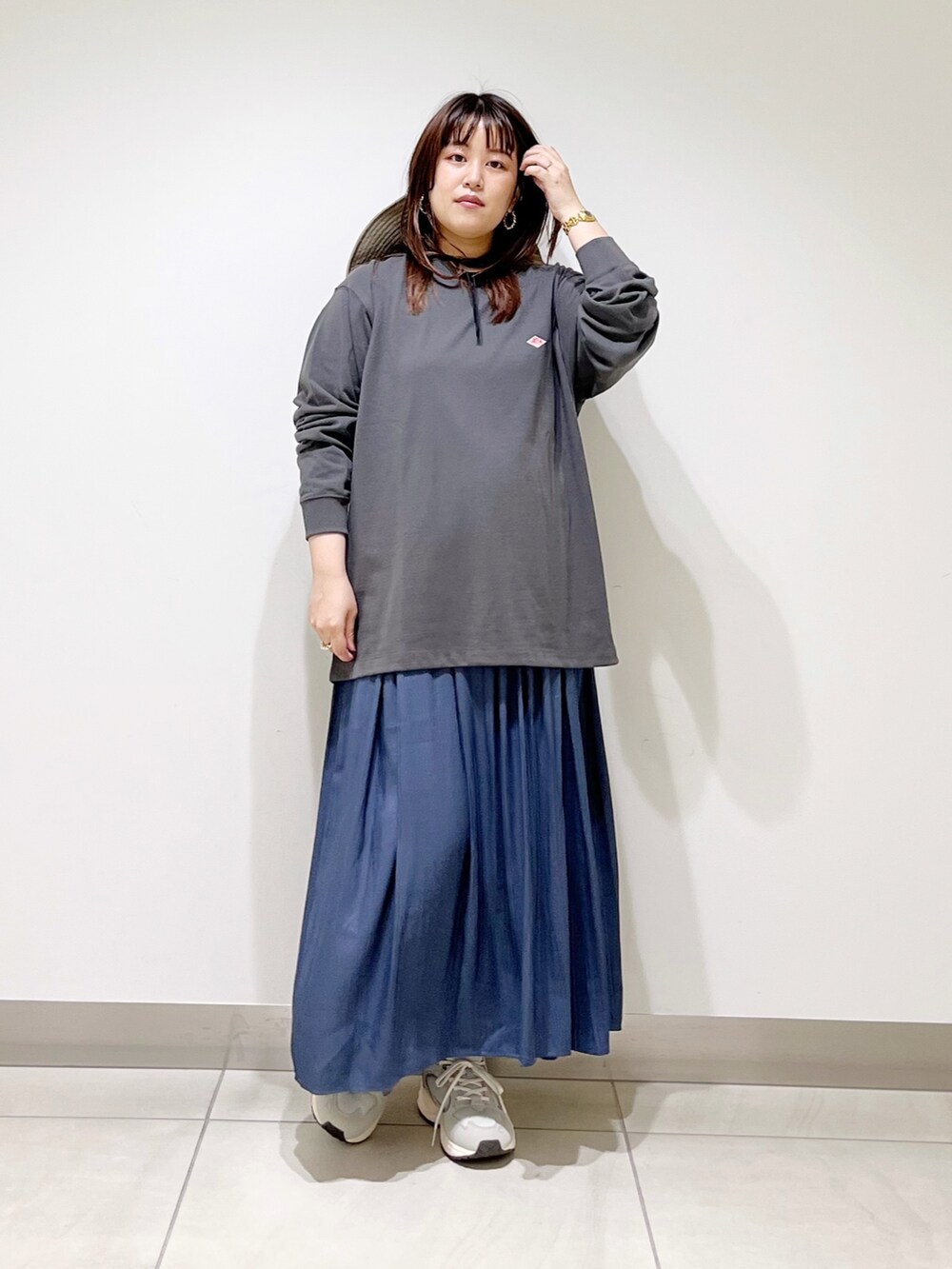 グレー系のTシャツ/カットソー、ブルー系のその他パンツ、グレー系のスニーカーを着用したレディースの夏コーディネートの10枚目の写真