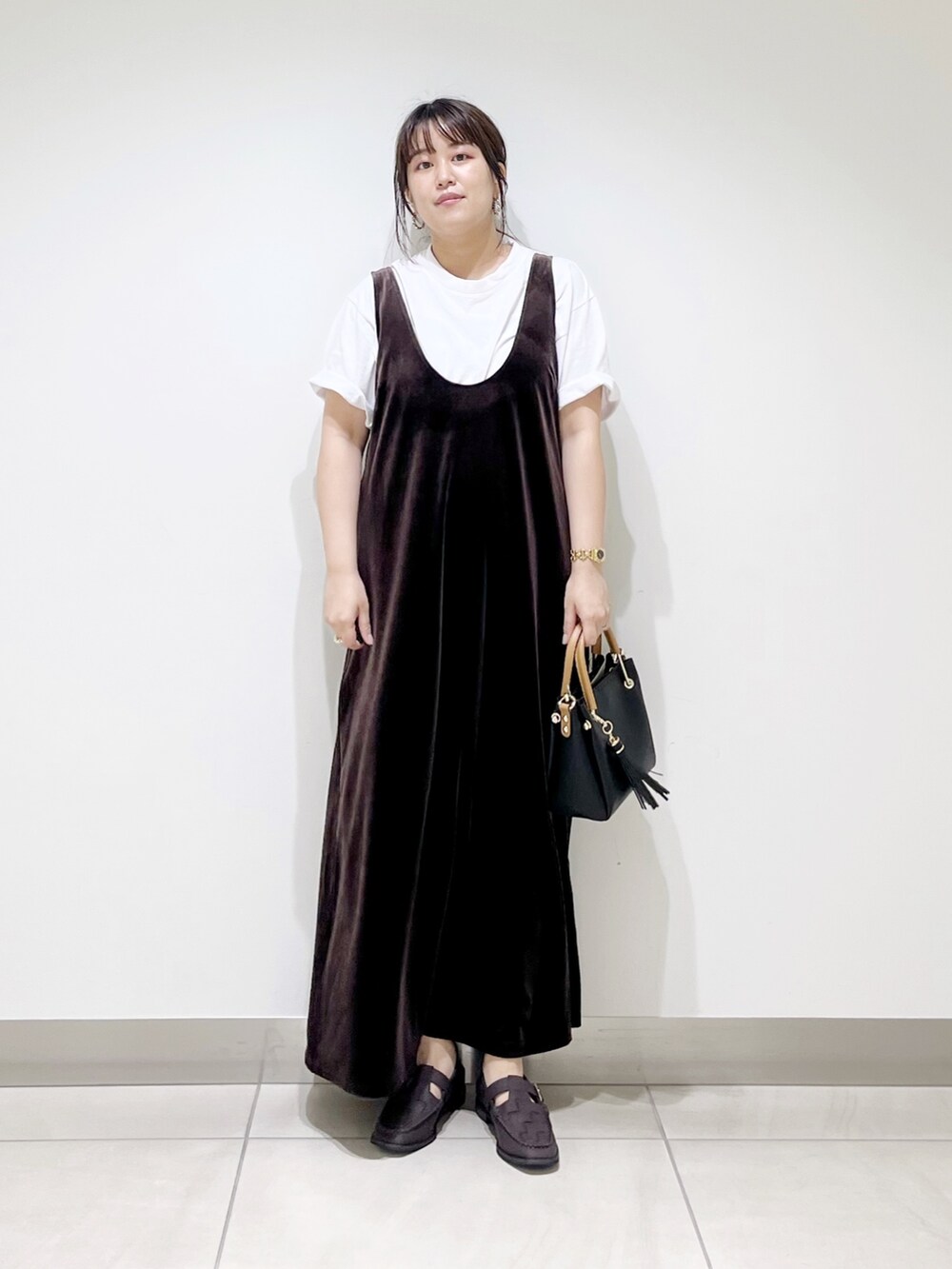 ブラウン系のワンピース/ドレス、ホワイト系のTシャツ/カットソー、ブラック系のトートバッグを着用したレディースの夏コーディネートの9枚目の写真