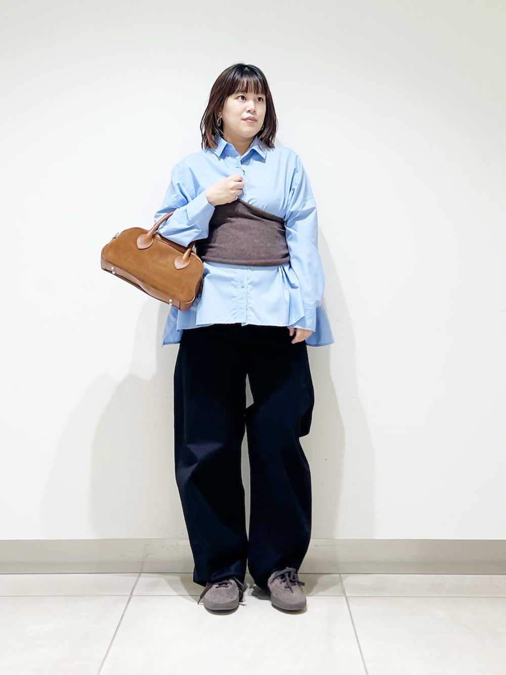 ブルー系のシャツ/ブラウス、ブラウン系のその他トップス、ブラウン系のショルダーバッグを着用したレディースの秋コーディネートの8枚目の写真