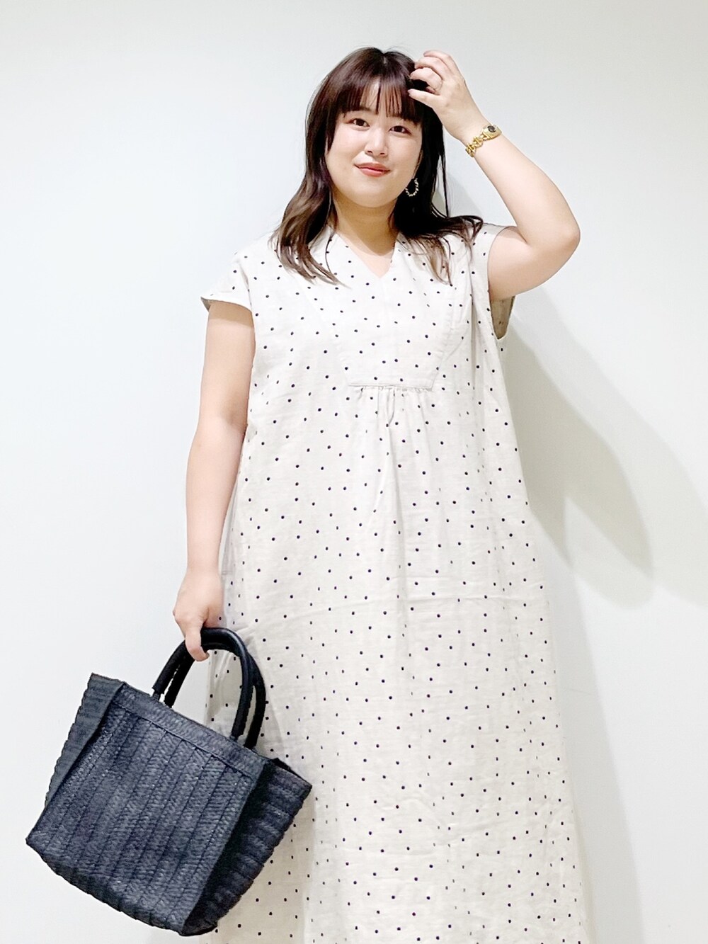 ベージュ系のワンピース、ベージュ系のその他パンツ、ブラック系のトートバッグを着用したレディースの夏コーディネートの5枚目の写真