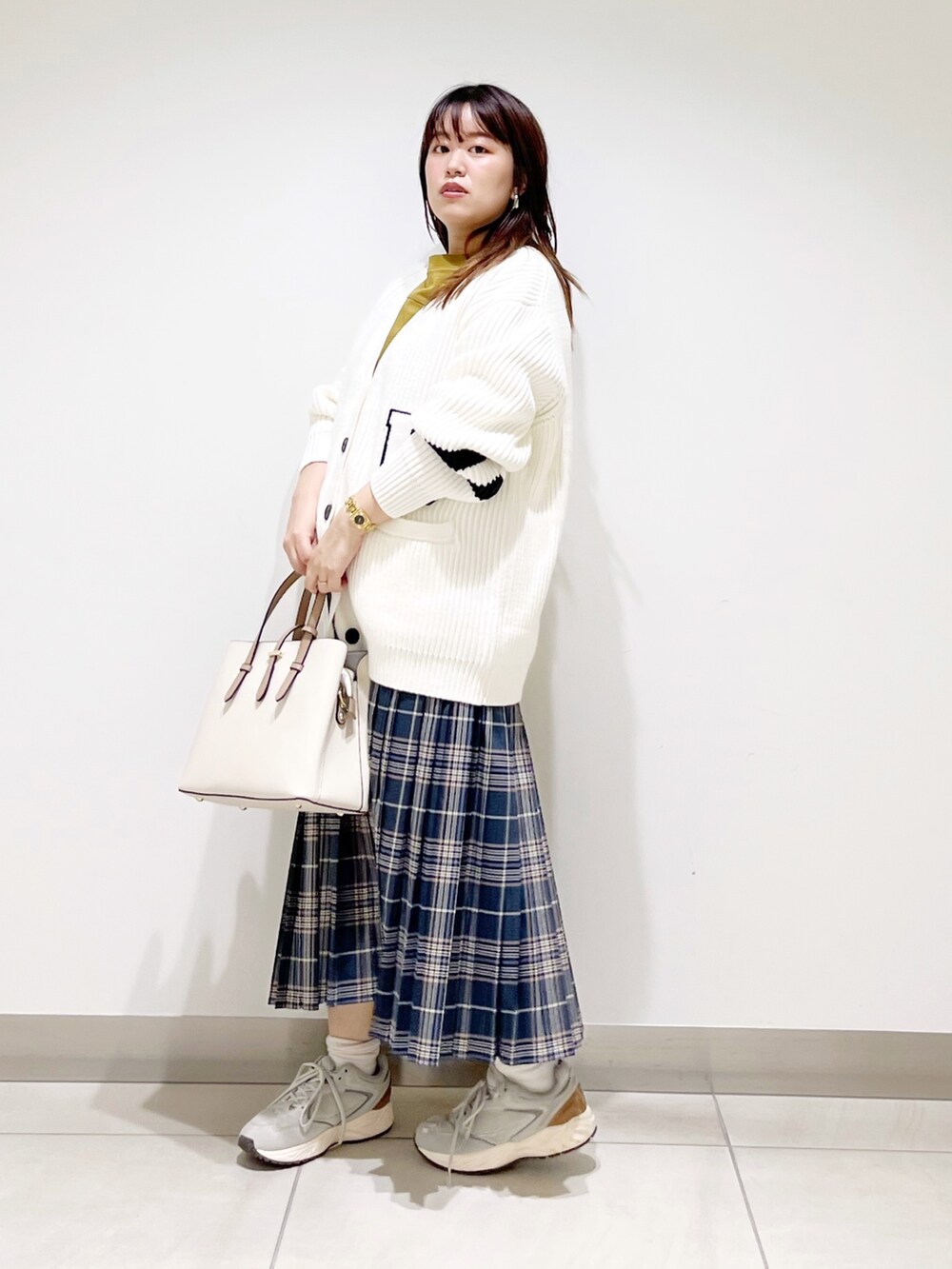 ホワイト系のカーディガン/ボレロ、グリーン系のTシャツ/カットソー、ホワイト系のトートバッグを着用したレディースの夏コーディネートの10枚目の写真