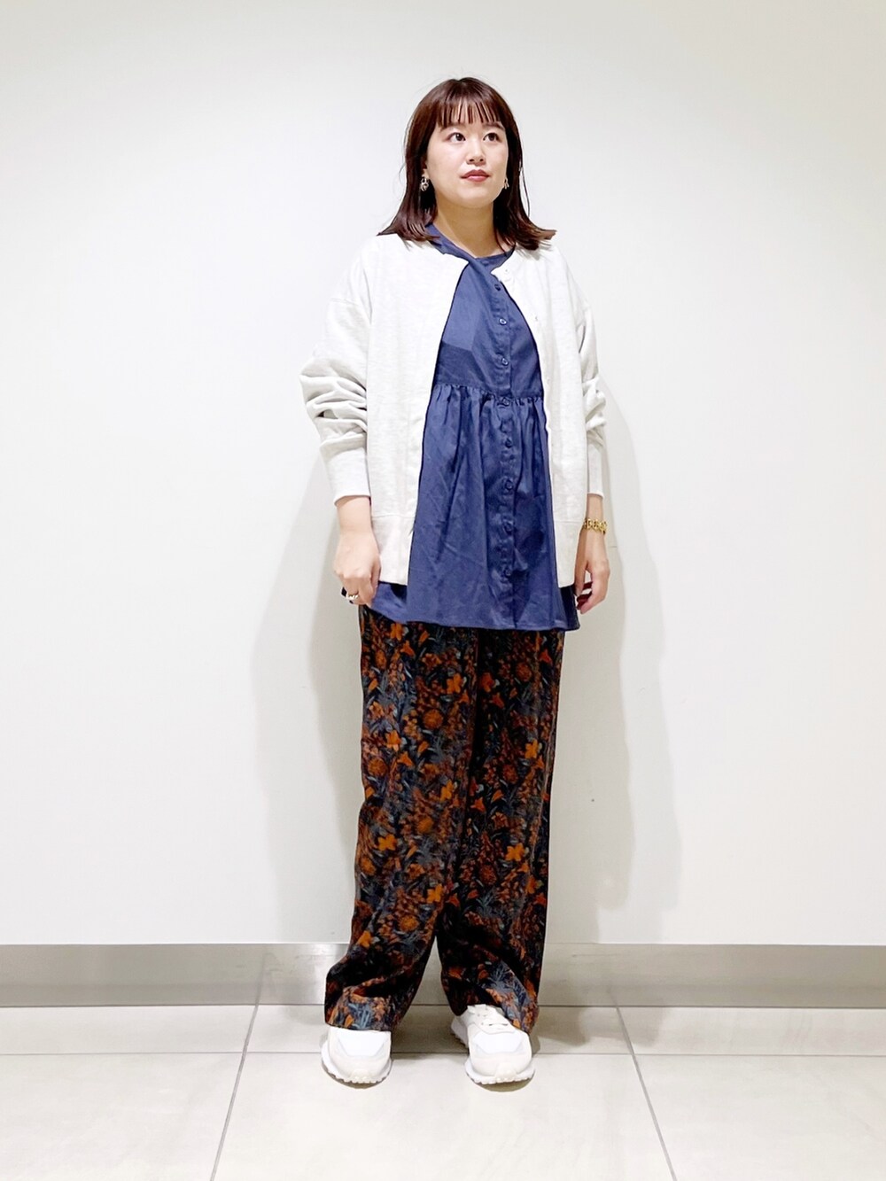 グレー系のカーディガン/ボレロ、ブルー系のシャツ/ブラウス、グレー系のトートバッグを着用したレディースの秋コーディネートの3枚目の写真