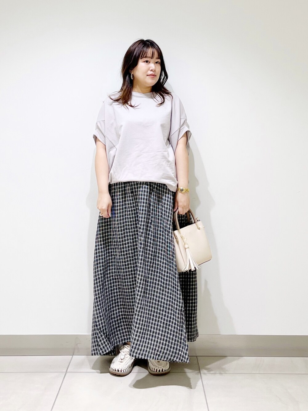 グレー系のTシャツ/カットソー、その他のスカート、ホワイト系のトートバッグを着用したレディースの春コーディネートの9枚目の写真