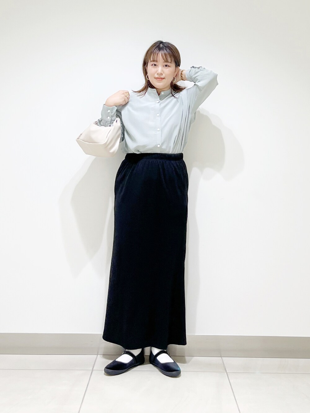 グリーン系のシャツ/ブラウス、ブラック系のスカート、ブラック系のその他シューズを着用したレディースの夏コーディネートの4枚目の写真