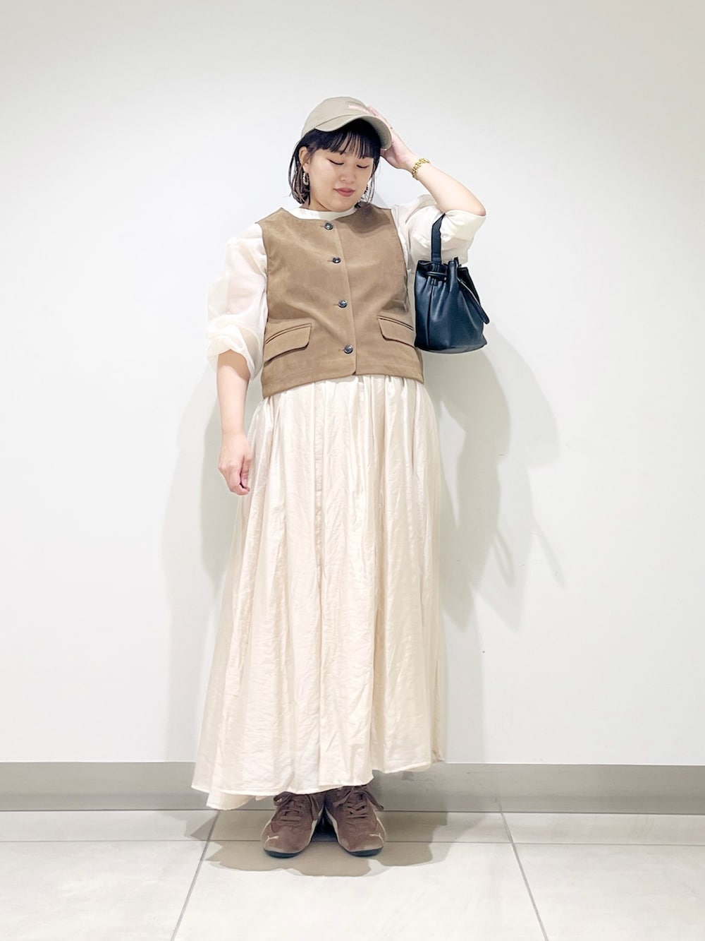 ホワイト系のTシャツ/カットソー、イエロー系のその他アウター、ブラック系のショルダーバッグを着用したレディースの秋コーディネートの8枚目の写真