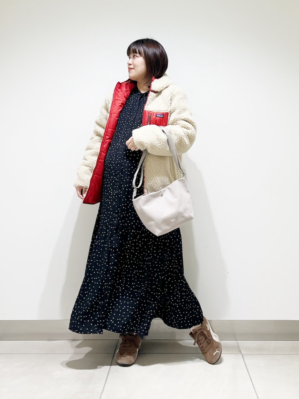 レッド系のその他アウター、ブラック系のワンピース、グレー系のショルダーバッグを着用したレディースの秋コーディネートの7枚目の写真