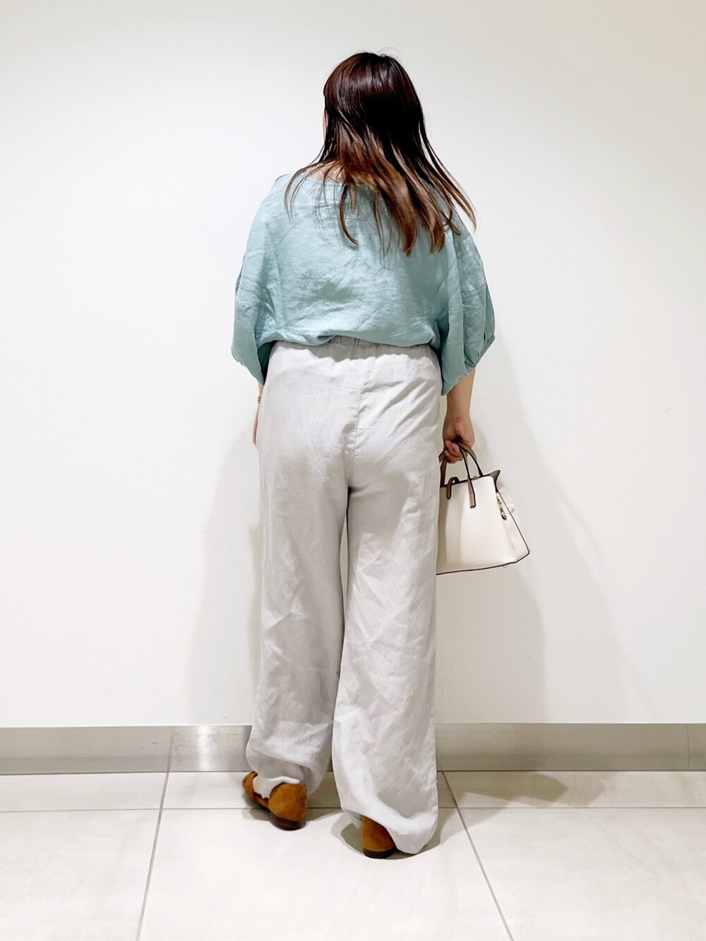 グリーン系のシャツ/ブラウス、ベージュ系のその他パンツ、ホワイト系のトートバッグを着用したレディースの夏コーディネートの6枚目の写真