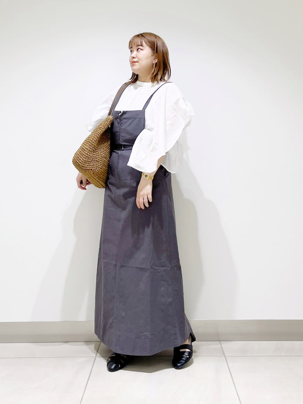 グレー系のワンピース、ホワイト系のシャツ/ブラウス、ベージュ系のトートバッグを着用したレディースの夏コーディネートの4枚目の写真