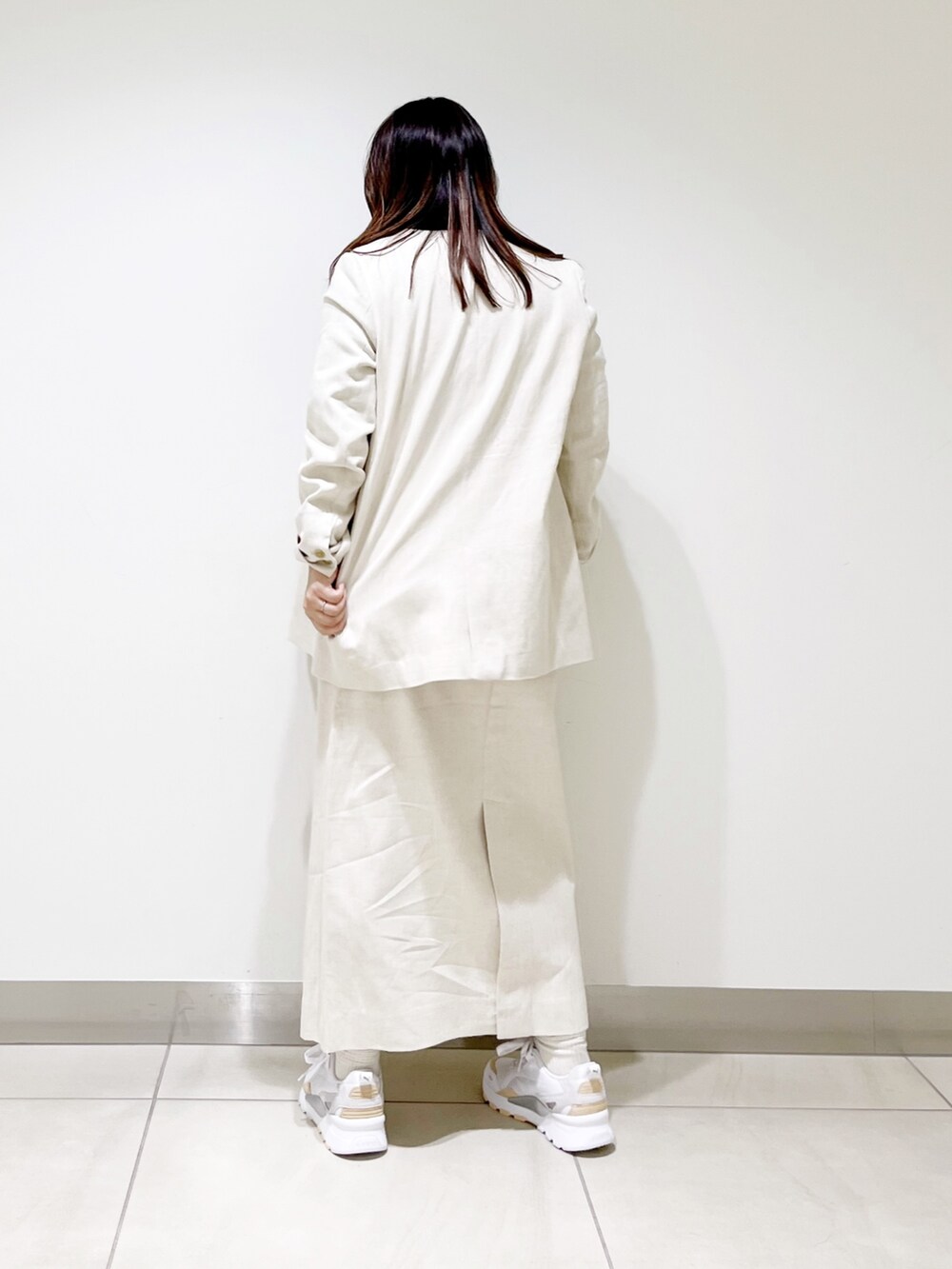 ベージュ系のスカート、ベージュ系のノーカラージャケット、ホワイト系のTシャツ/カットソーを着用したレディースの春コーディネートの3枚目の写真