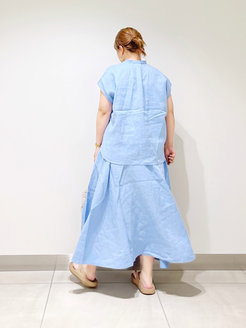 ブルー系のシャツ/ブラウス、ブルー系のスカート、その他のハンドバッグを着用したレディースの夏コーディネートの4枚目の写真