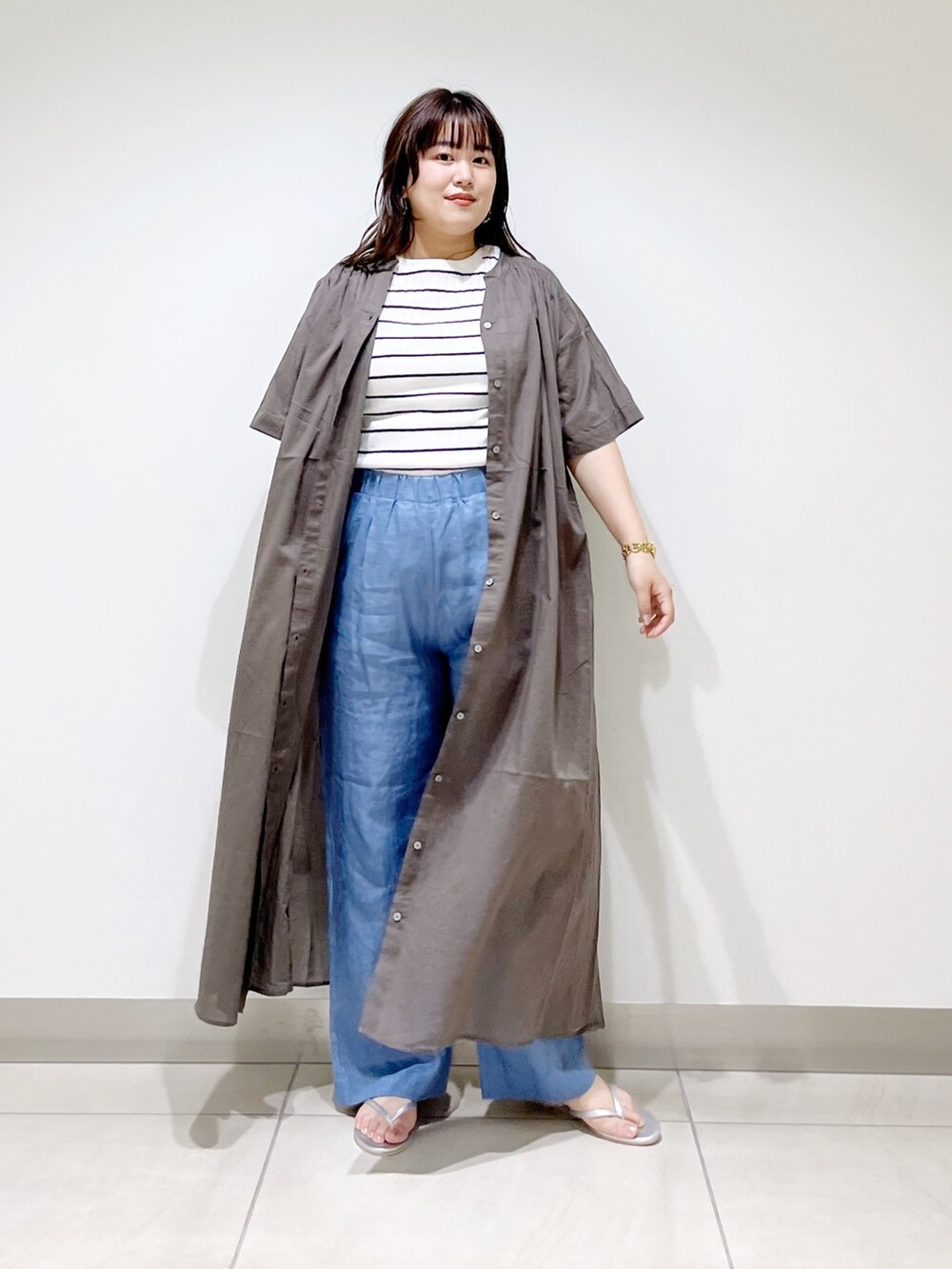 ブルー系のその他パンツ、ホワイト系のTシャツ/カットソー、グリーン系のワンピースを着用したレディースの夏コーディネートの6枚目の写真