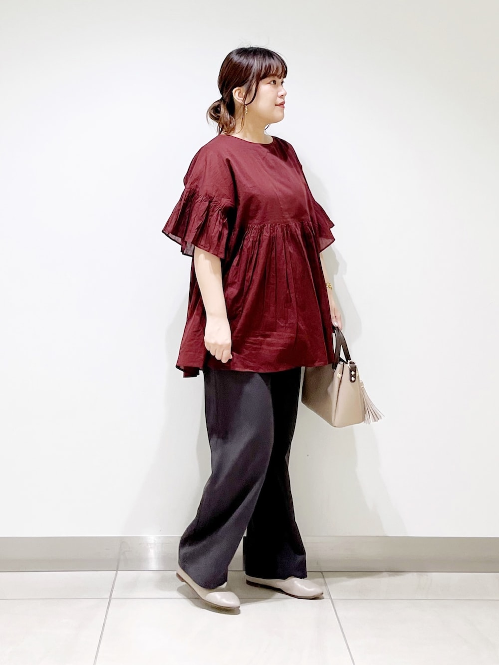 レッド系のシャツ/ブラウス、グレー系のその他パンツ、ベージュ系のトートバッグを着用したレディースの夏コーディネートの10枚目の写真