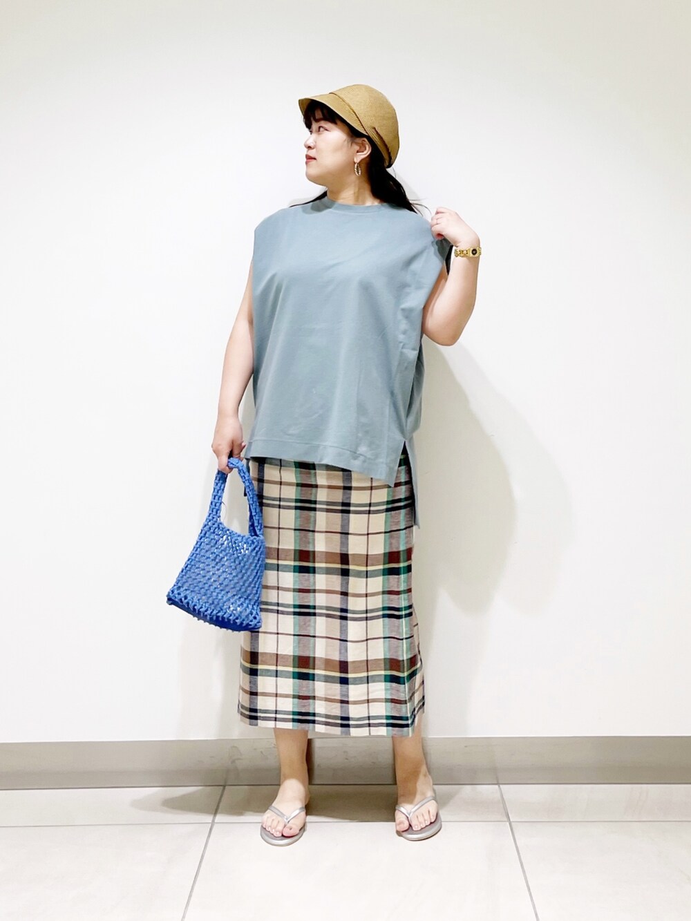 ブルー系のTシャツ/カットソー、グリーン系のスカート、ブルー系のハンドバッグを着用したレディースの夏コーディネートの7枚目の写真