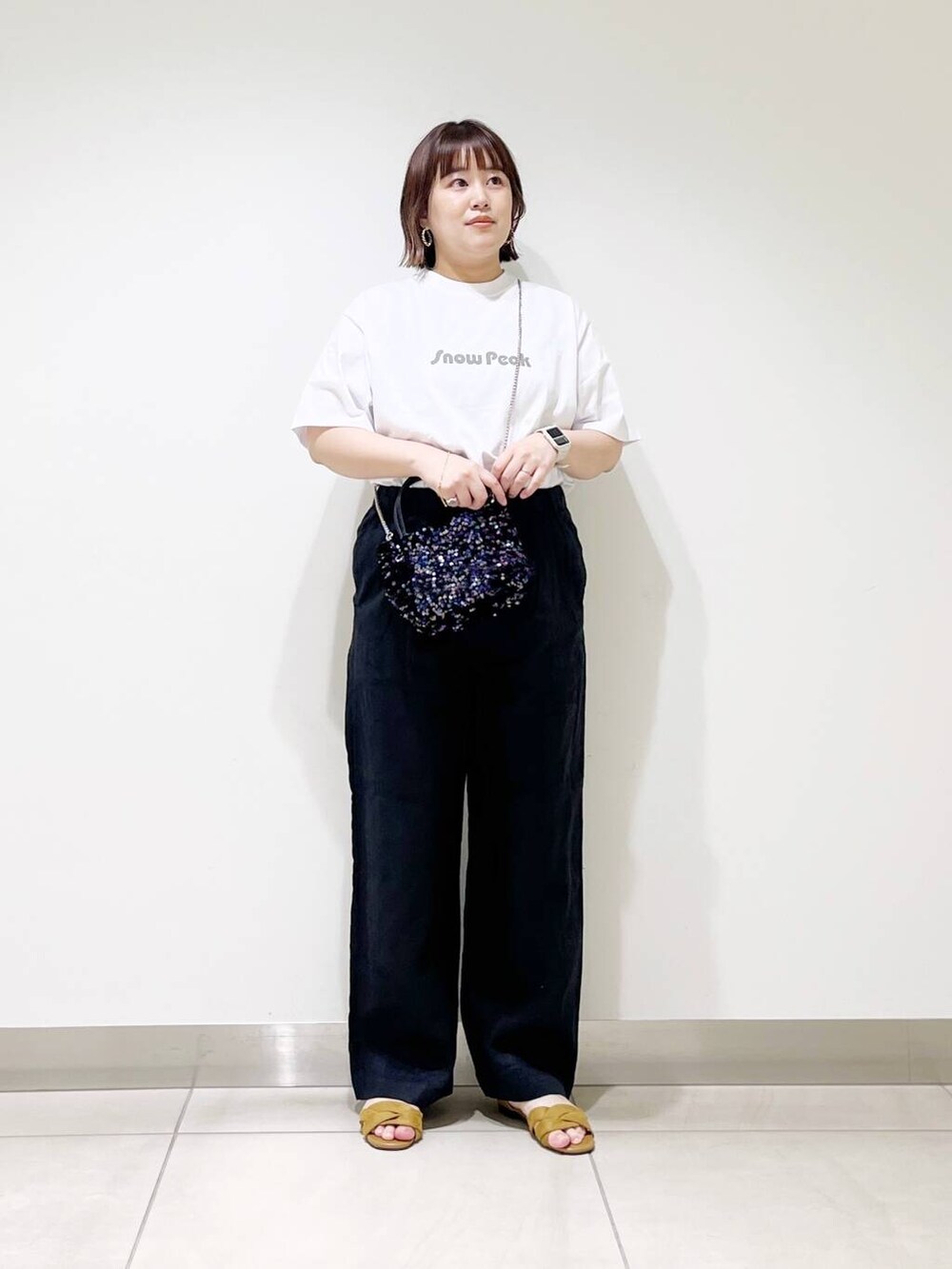 ブラック系のショルダーバッグ、ブラック系のその他パンツ、イエロー系のサンダルを着用したレディースの春コーディネートの5枚目の写真