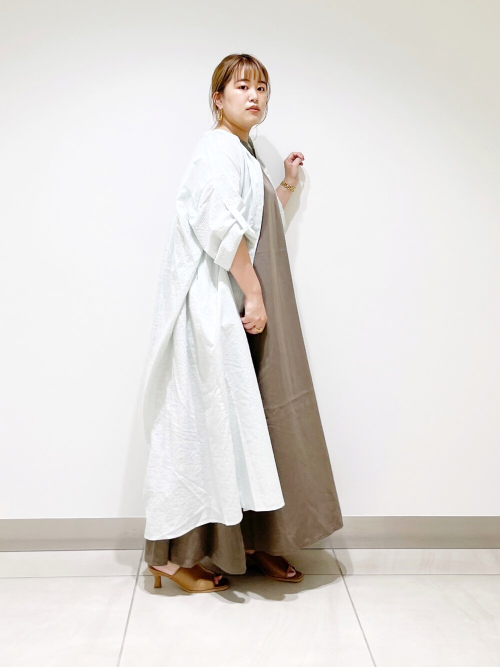 グリーン系のワンピース、ベージュ系のサンダル、グリーン系のワンピースを着用したレディースの夏コーディネートの2枚目の写真