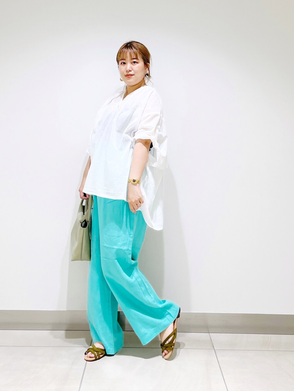 ホワイト系のシャツ/ブラウス、グリーン系のハンドバッグ、ブルー系のその他パンツを着用したレディースの夏コーディネートの4枚目の写真