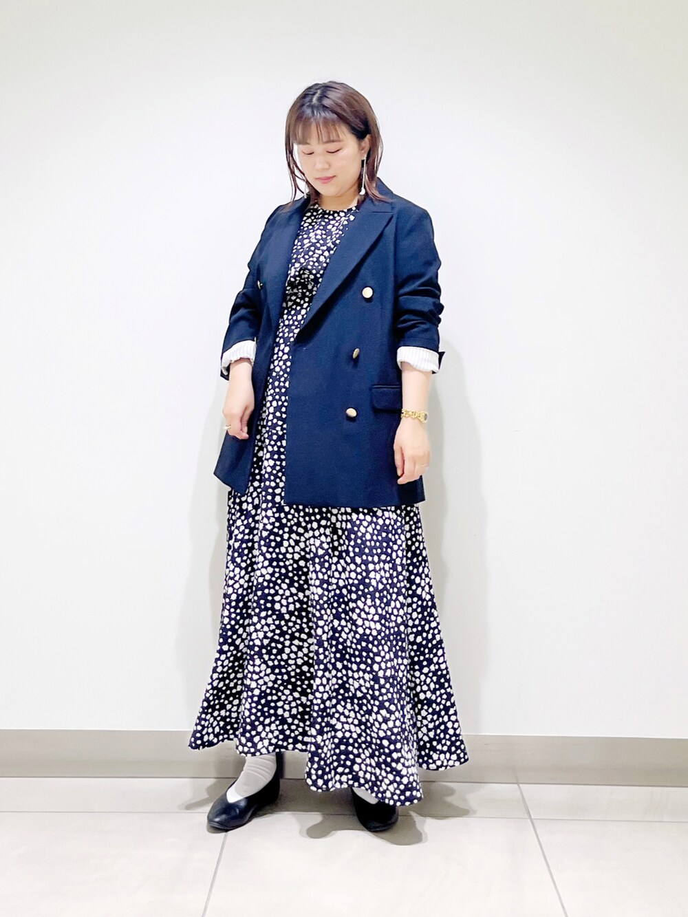 ブルー系のその他アウター、ブルー系のワンピース、ブラック系のパンプスを着用したレディースの秋コーディネートの4枚目の写真