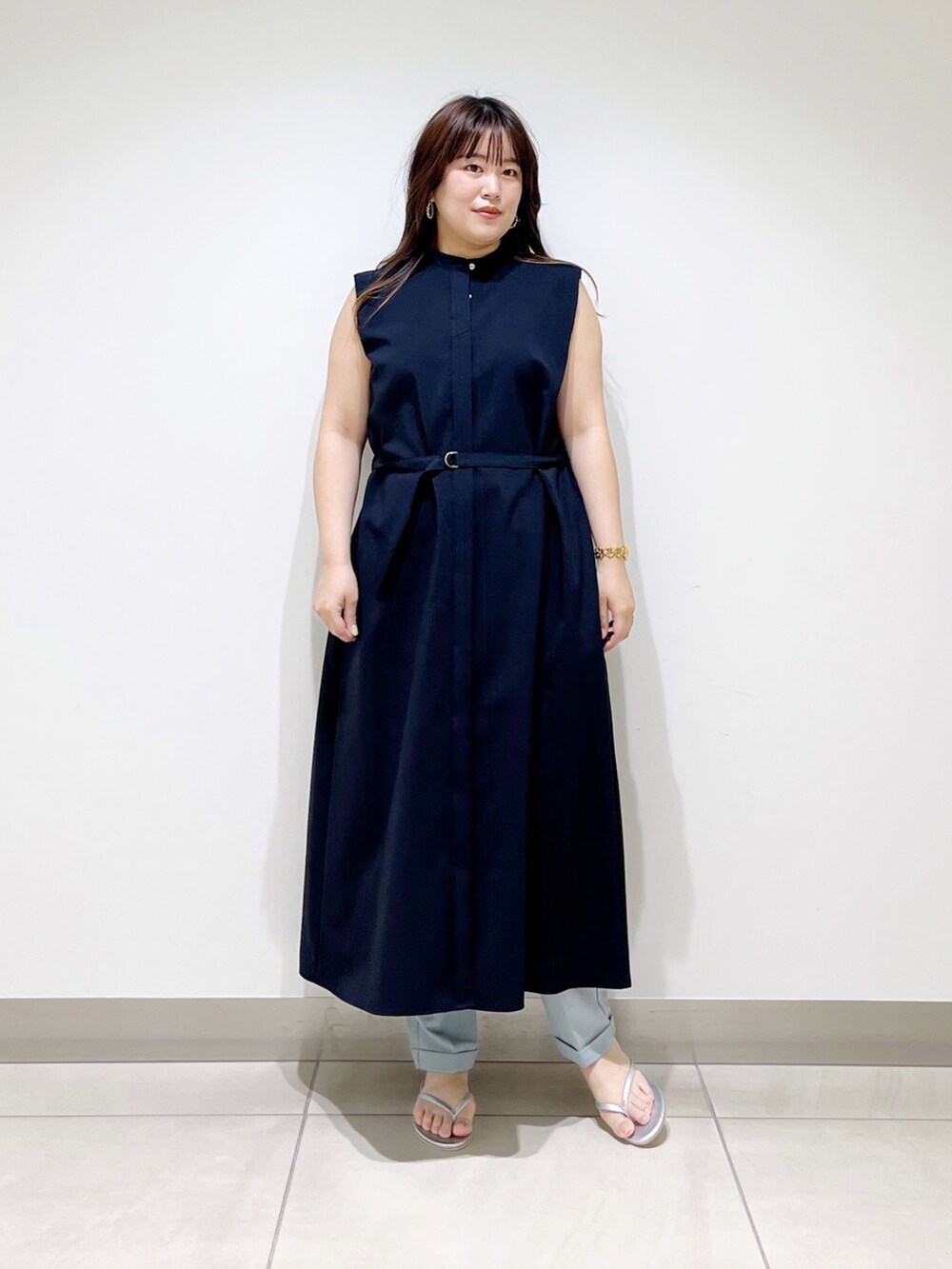 ブルー系のワンピース、ブルー系のその他パンツ、シルバー系のサンダルを着用したレディースの夏コーディネートの2枚目の写真