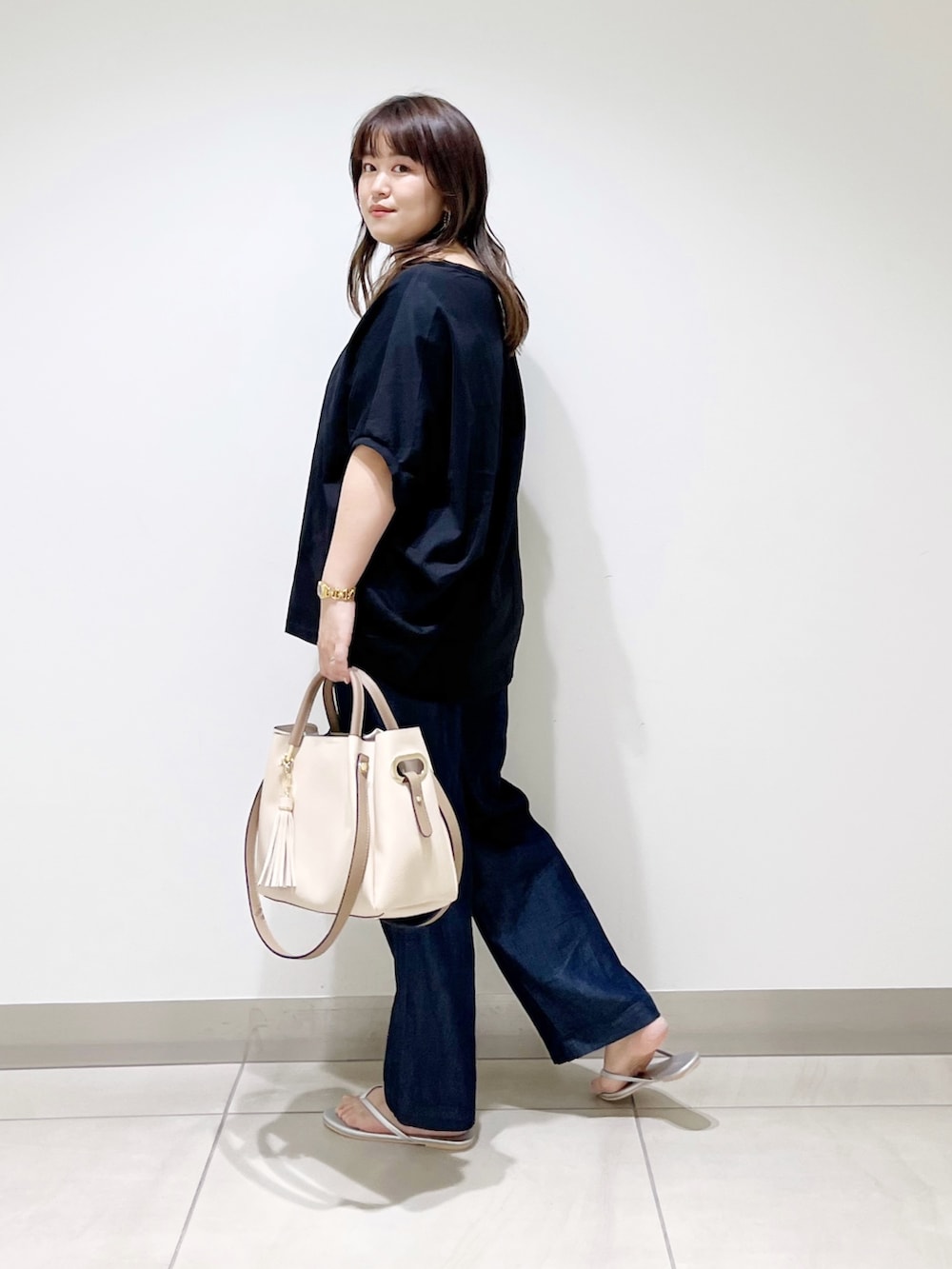 ブラック系のTシャツ/カットソー、ブルー系のその他パンツ、ホワイト系のトートバッグを着用したレディースの夏コーディネートの4枚目の写真