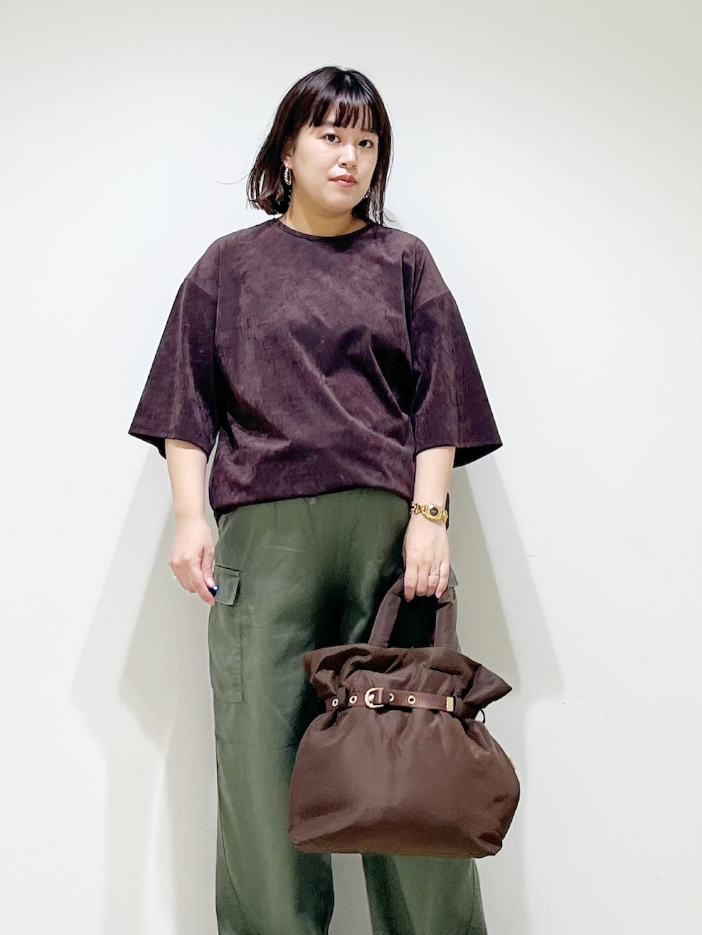 「秋服準備はじめました、スニーカー、お出かけコーデ、秋コーデ、小物で作る初秋コーデ、新作スニーカーコーデ、最旬ブラウンコーデ、初秋のパンツスタイル、ママコーデ、低身長コーデ、サトみ。コーデ、カーゴパンツ、スウェード、ラクチンコーデ、ブラウン」|「URBAN RESEARCHのスエードライクルーズカットソー(Tシャツ/カットソー、ブラウン系)」を使った、サトみ。さん(骨格ストレート・レディース・151cm)の秋コーディネートの4枚目の写真