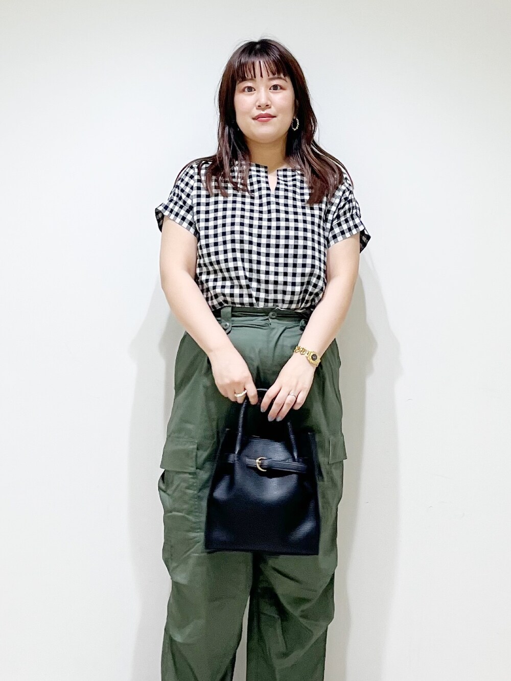 その他のシャツ/ブラウス、グリーン系のパンツ、ブラック系のトートバッグを着用したレディースの夏コーディネートの4枚目の写真