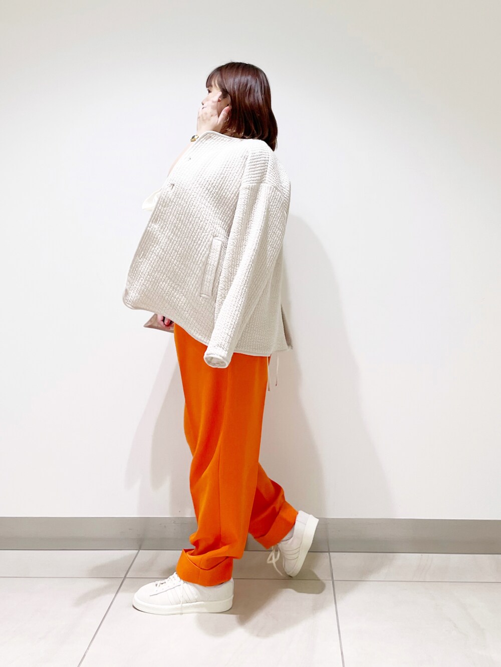 ホワイト系のシャツ/ブラウス、ホワイト系のノーカラージャケット、オレンジ系のその他パンツを着用したレディースの冬コーディネートの4枚目の写真