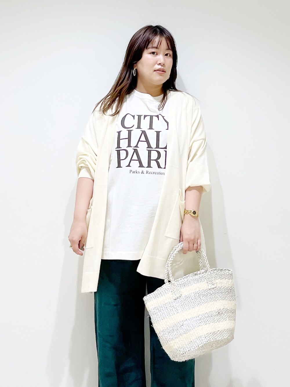 ホワイト系のTシャツ/カットソー、ホワイト系のカーディガン/ボレロ、グリーン系のその他パンツを着用したレディースの春コーディネートの8枚目の写真