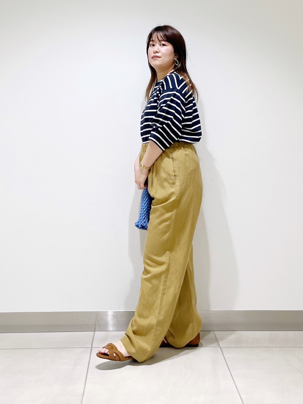 ホワイト系のTシャツ/カットソー、イエロー系のその他パンツ、ブルー系のハンドバッグを着用したレディースの夏コーディネートの4枚目の写真