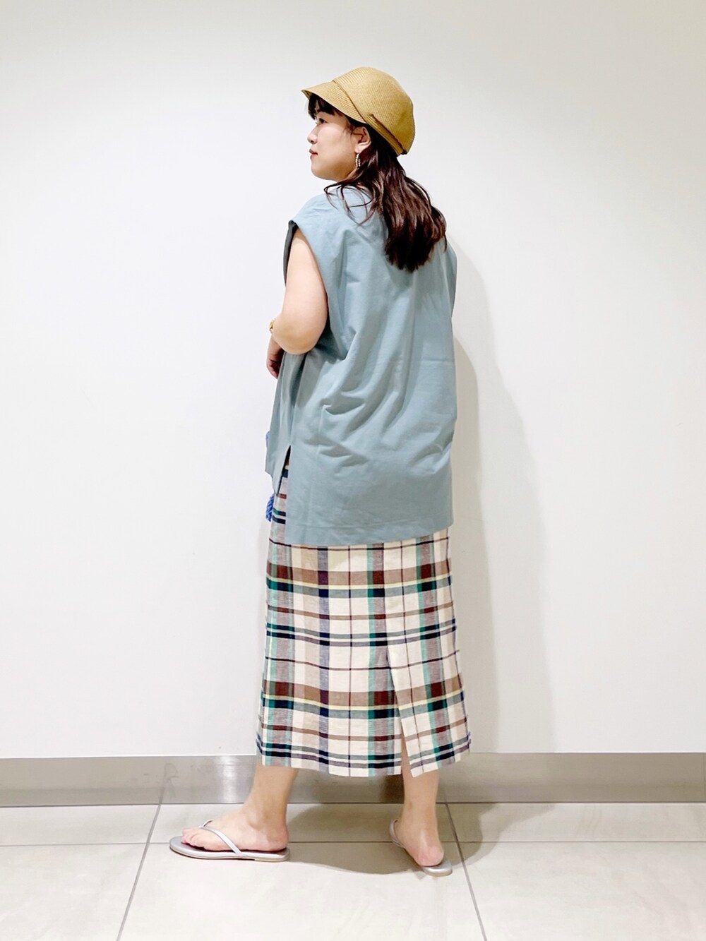 ブルー系のTシャツ/カットソー、グリーン系のスカート、ブルー系のハンドバッグを着用したレディースの夏コーディネートの10枚目の写真