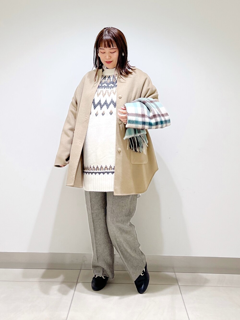 ベージュ系のノーカラージャケット、ホワイト系のニット/セーター、グレー系のその他パンツを着用したレディースの秋コーディネートの10枚目の写真