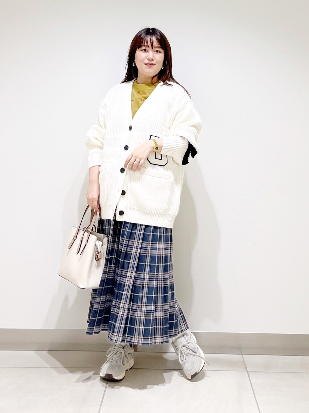 ホワイト系のカーディガン/ボレロ、グリーン系のTシャツ/カットソー、ホワイト系のトートバッグを着用したレディースの夏コーディネートの2枚目の写真