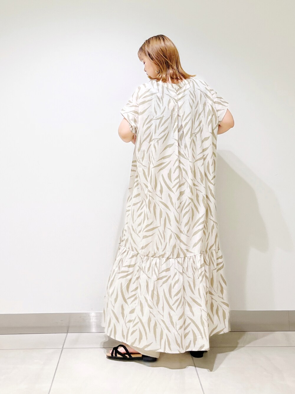 ベージュ系のワンピース、ベージュ系のその他パンツ、ブラック系のサンダルを着用したレディースの夏コーディネートの4枚目の写真